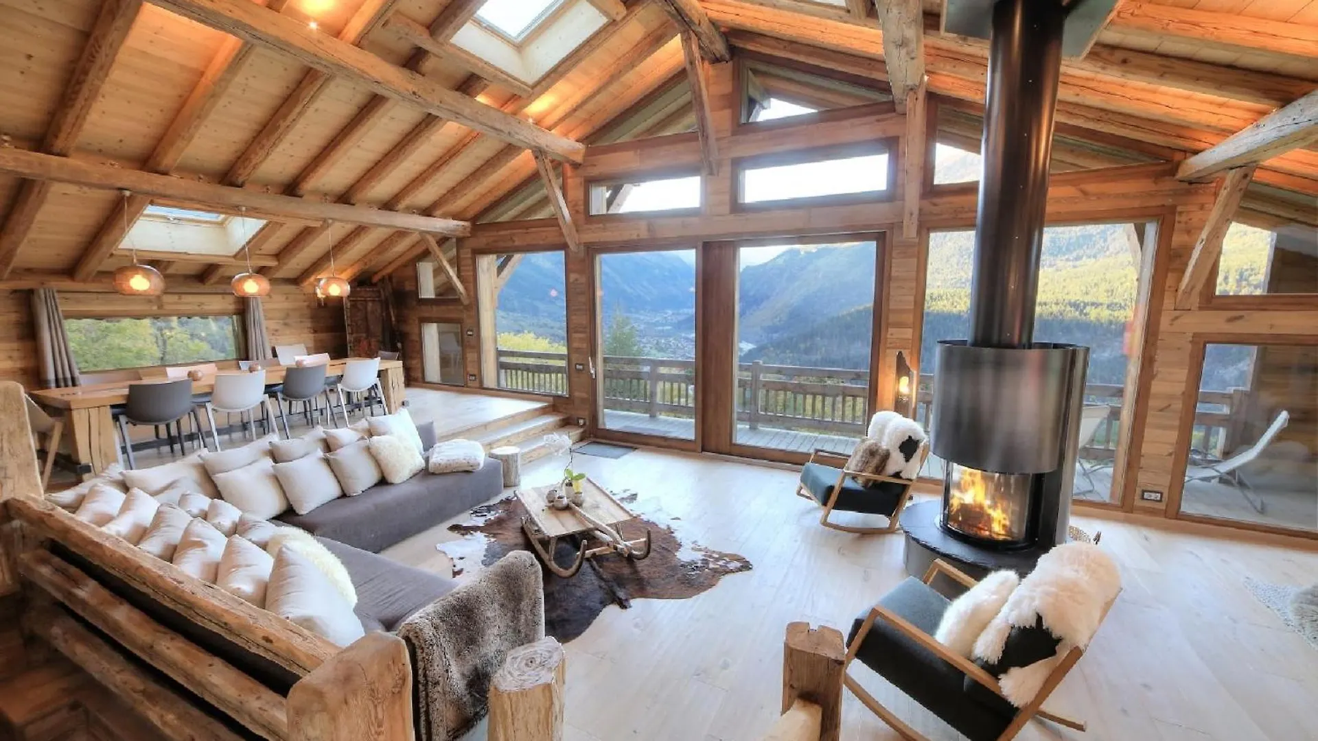 Superbe Chalet Renovee Offre Aussi Une Vue Dominante Magnifique contacts