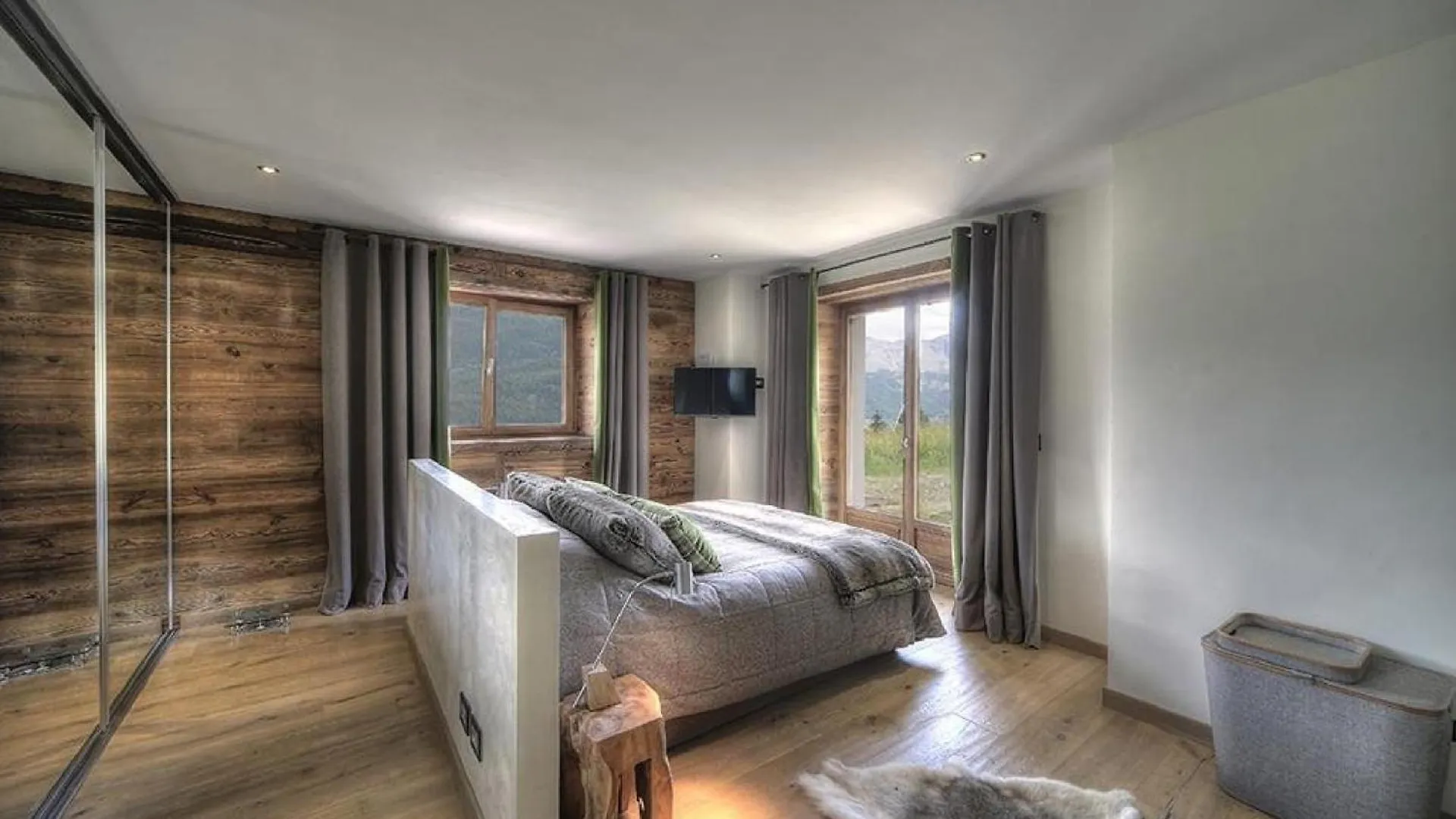 Superbe Chalet Renovee Offre Aussi Une Vue Dominante Magnifique Apartment Mions France